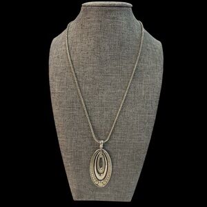 3/20🥳 Vintage-Style Silver Oval Pendant Necklace – Boho Statement Jewelry